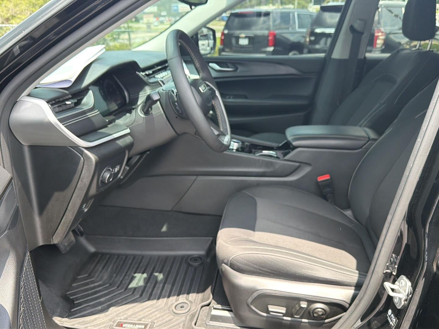 2023 Jeep Grand Cherokee L Laredo 4x2