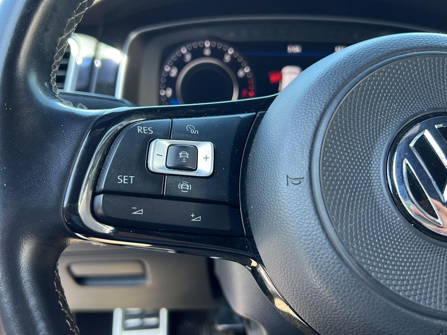 2019 Volkswagen Golf R 2.0T w/DCC & Navigation
