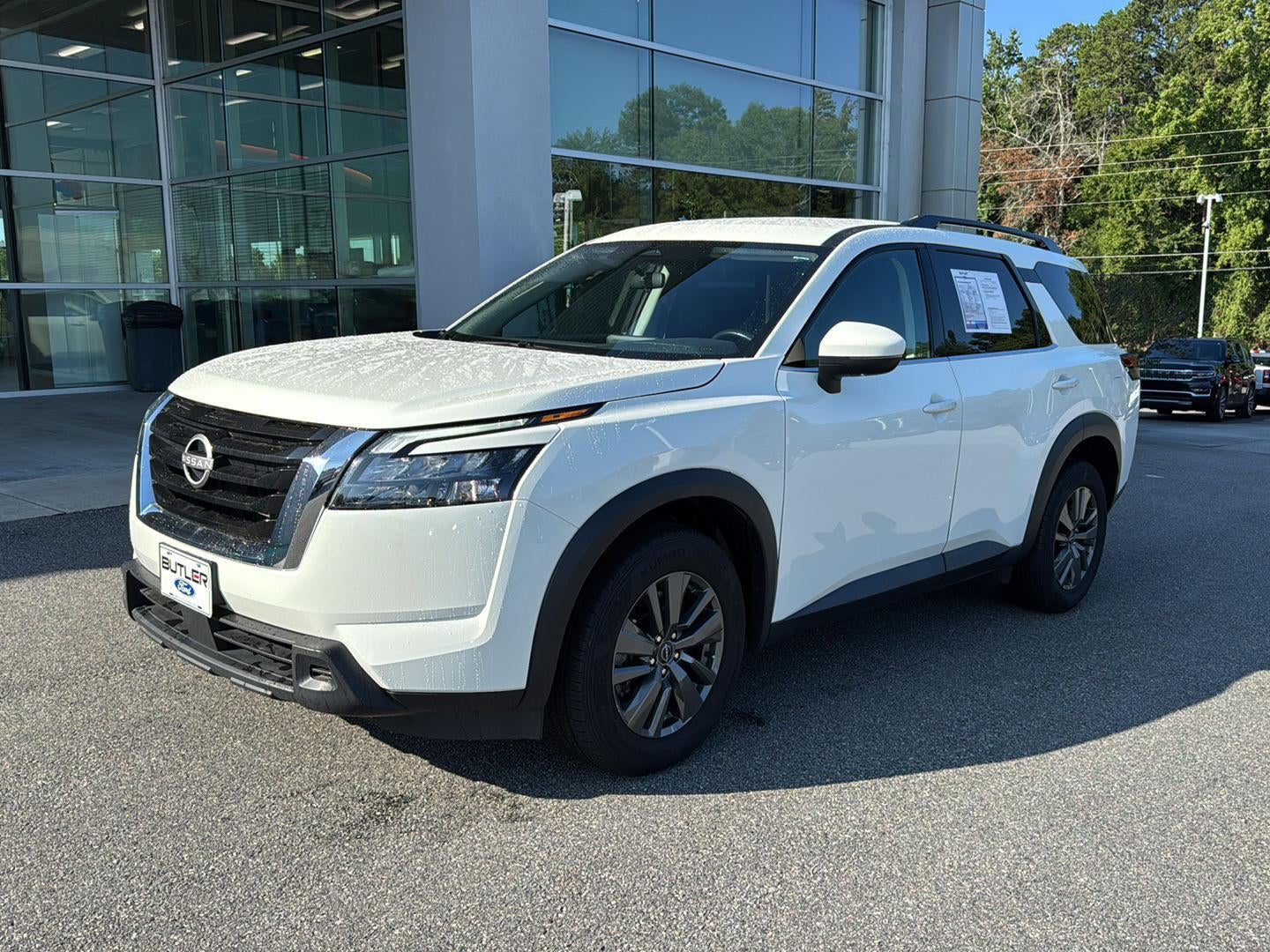 2023 Nissan Pathfinder SV