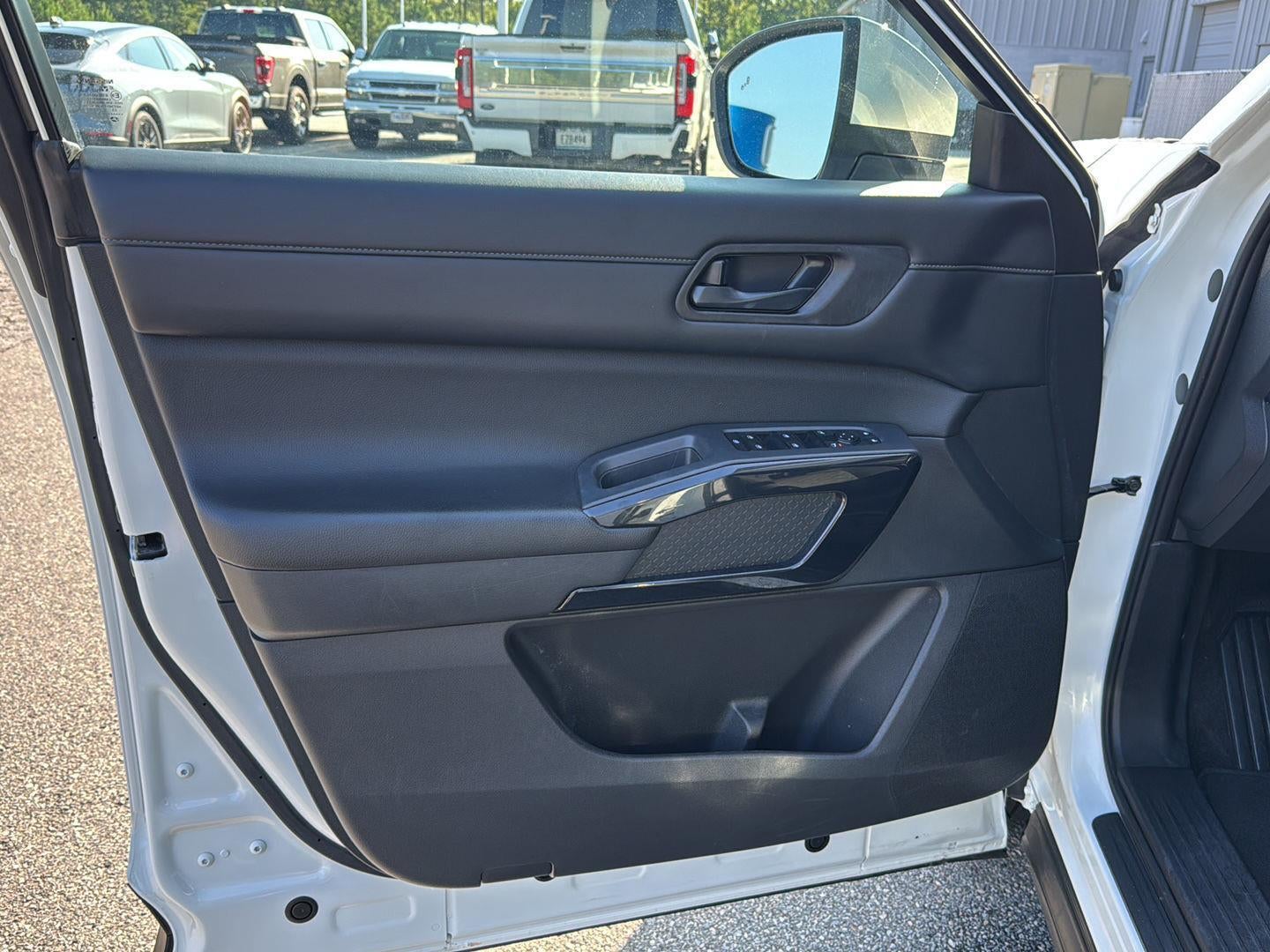 2023 Nissan Pathfinder SV