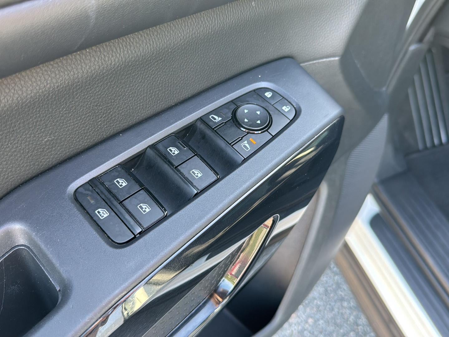 2023 Nissan Pathfinder SV