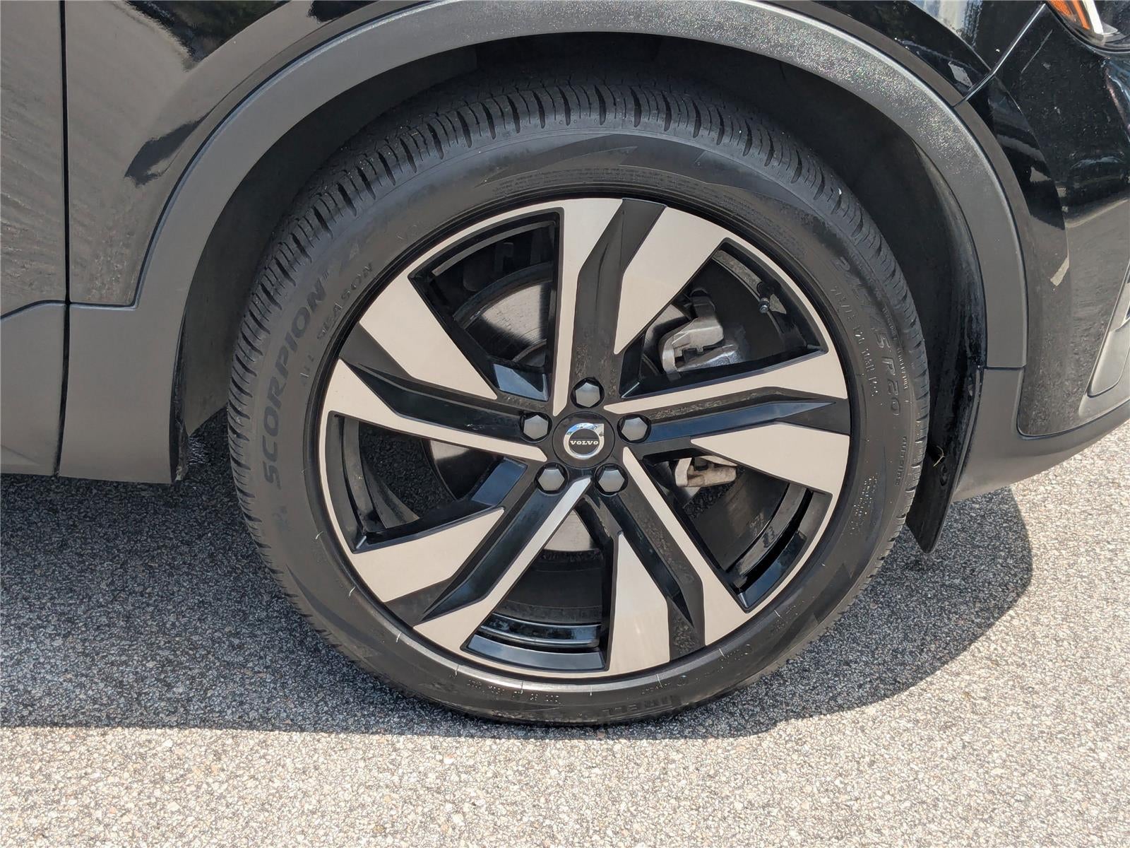 2023 Volvo XC40 Plus Dark Theme