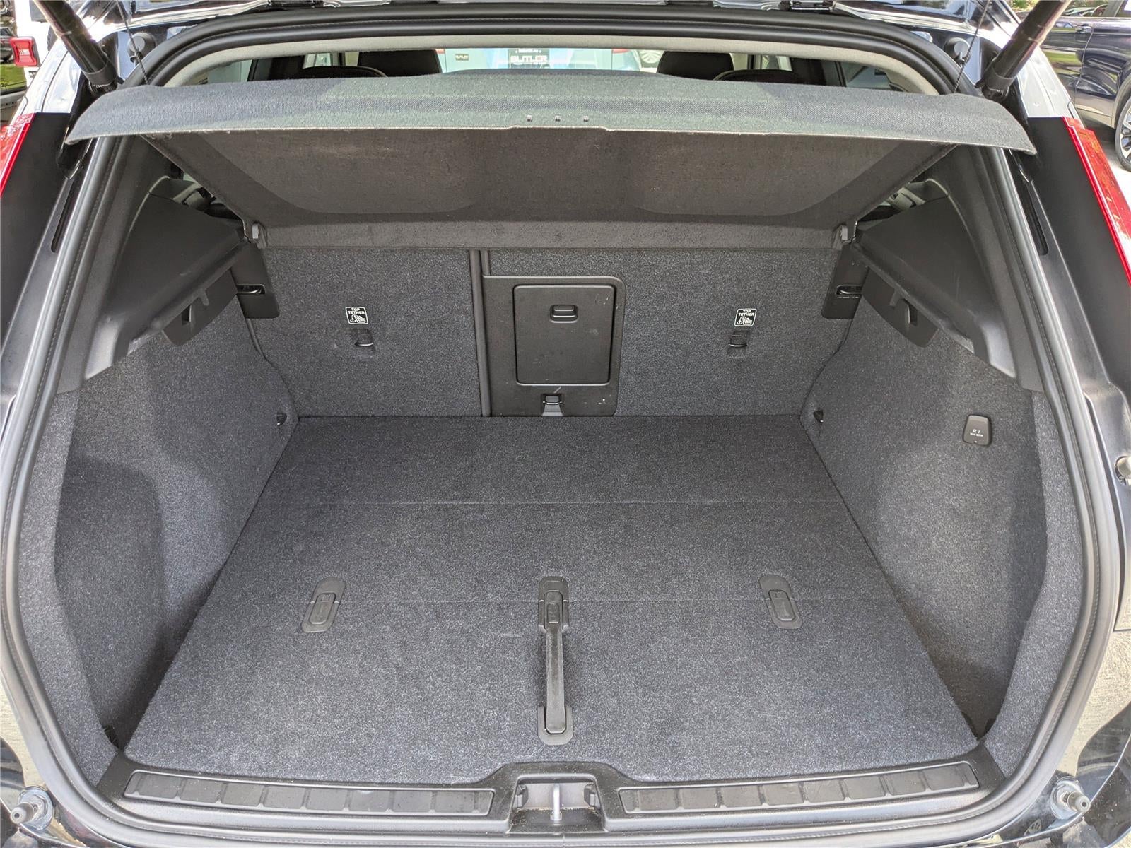 2023 Volvo XC40 Plus Dark Theme