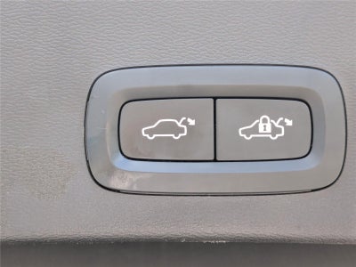 2023 Volvo XC40 Plus Dark Theme