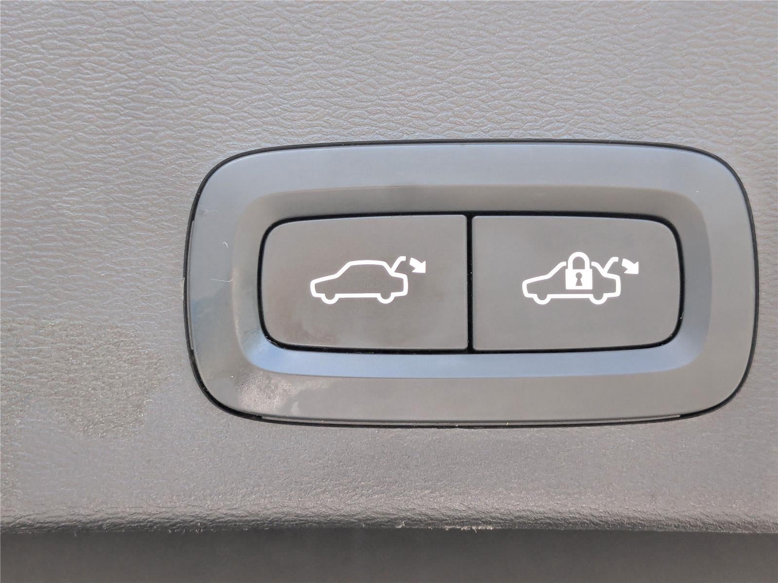 2023 Volvo XC40 Plus Dark Theme