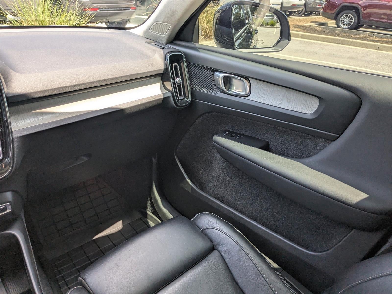 2023 Volvo XC40 Plus Dark Theme