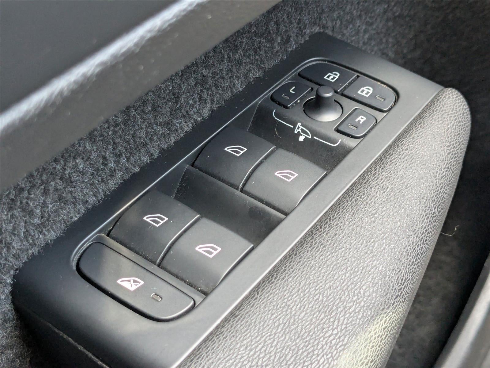 2023 Volvo XC40 Plus Dark Theme