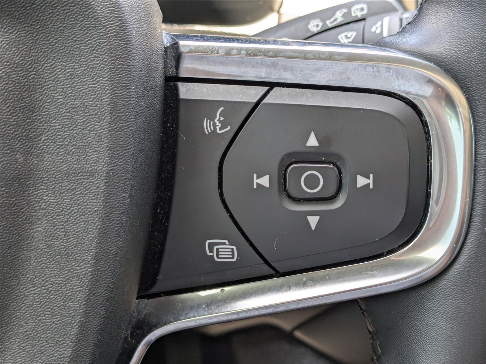 2023 Volvo XC40 Plus Dark Theme