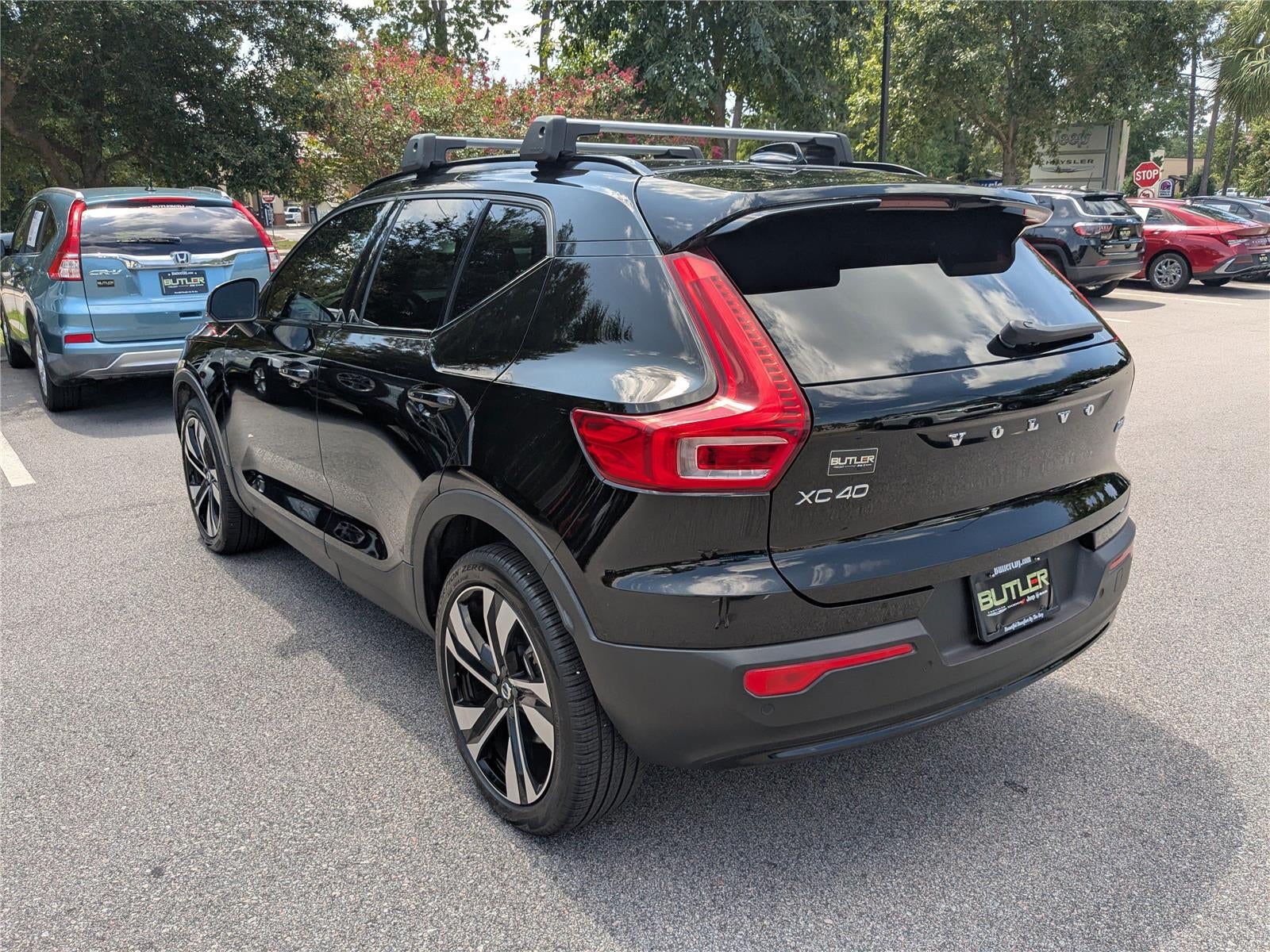 2023 Volvo XC40 Plus Dark Theme
