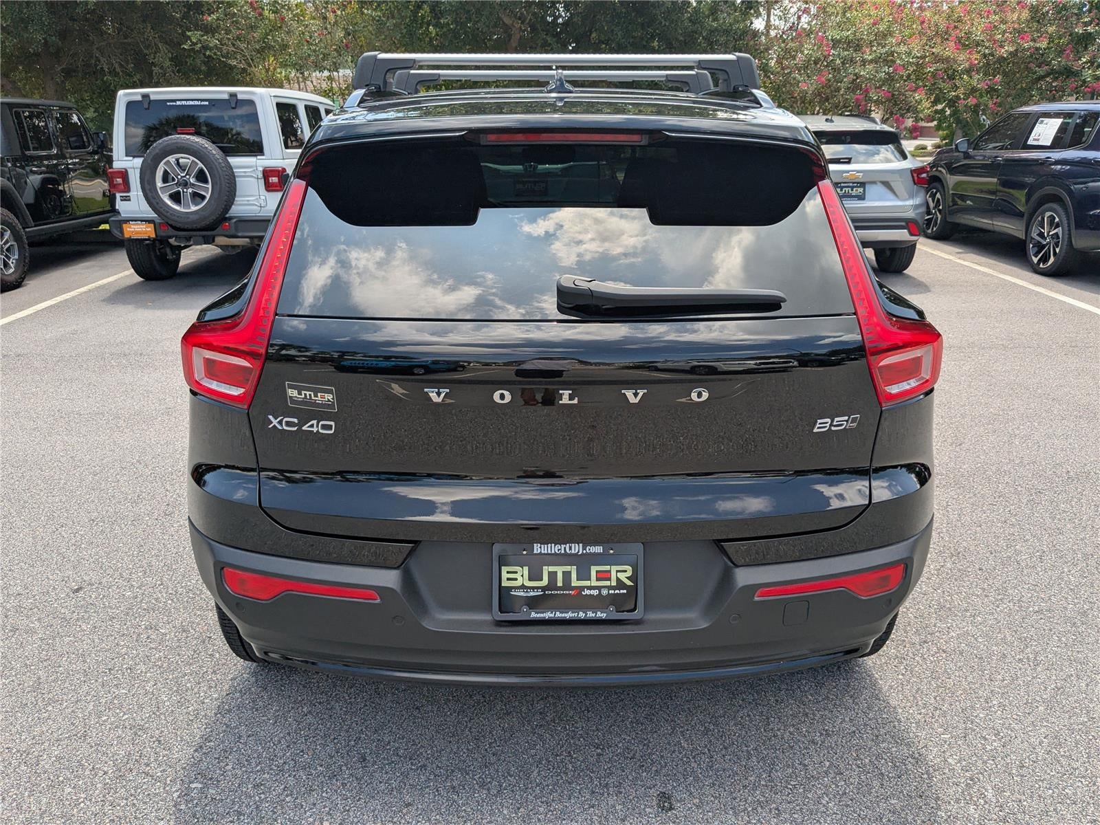 2023 Volvo XC40 Plus Dark Theme