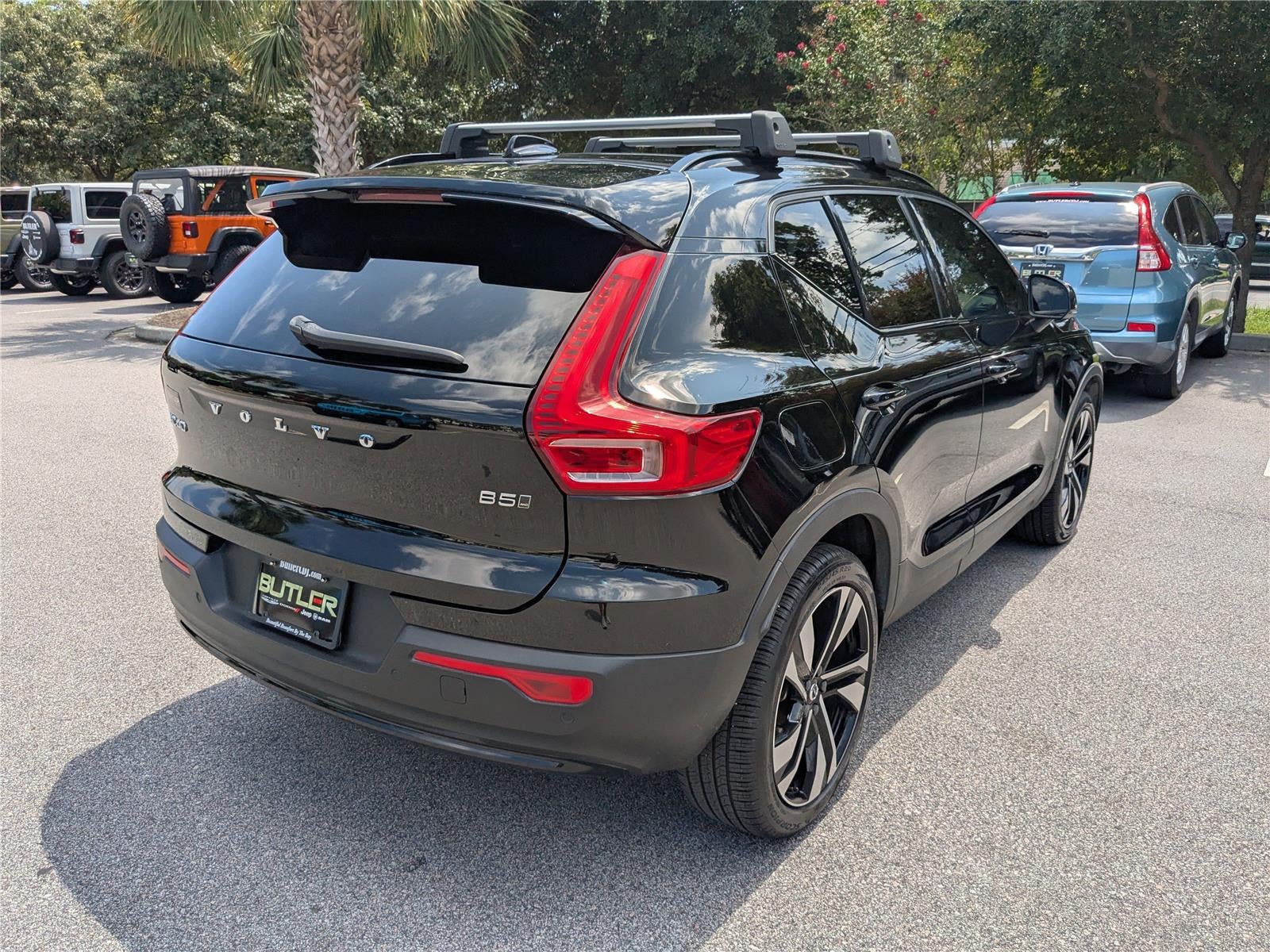 2023 Volvo XC40 Plus Dark Theme